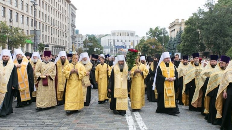 В Киеве состоялся крестный ход верующих Украинской Православной Церкви (Московского Патриархата) - фото 1