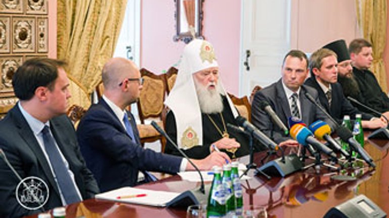 Яценюк: не будет изменений в Конституцию, подрывающих духовность или мораль - фото 1