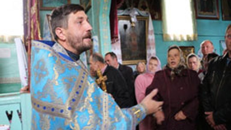 Віряни у храмі вимагали від священика покинути Московський Патріархат - фото 1