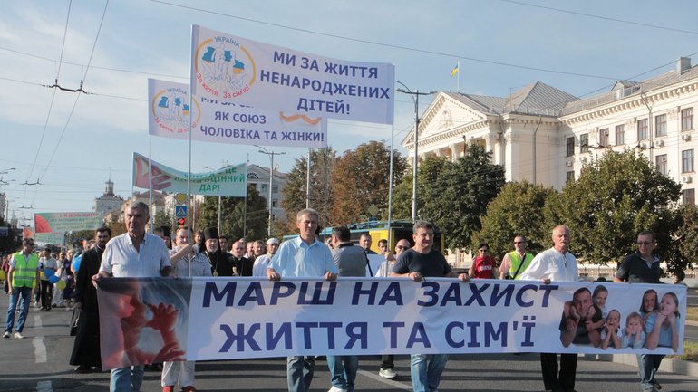 Марш в защиту жизни и семьи в Запорожье собрал представителей разных религий - фото 1