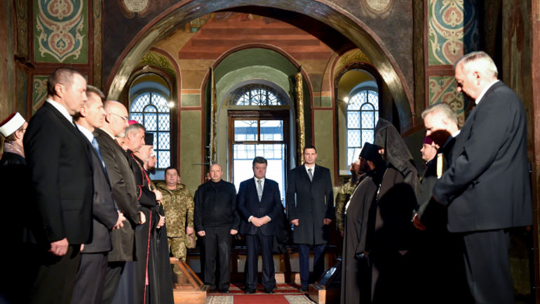 Президент в Святой Софии вместе с духовенством принял участие в молитве за защитников Украины - фото 1