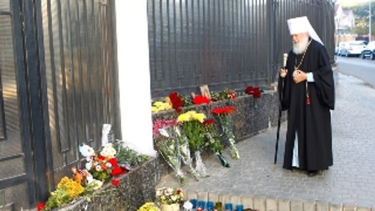 Митрополит Агафангел (Савін) поклав траурний букет біля генконсульства Росії - фото 1