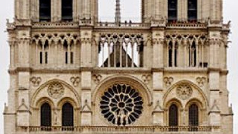 В соборе Парижской Богоматери прошла поминальная служба по жертвам теракта - фото 1