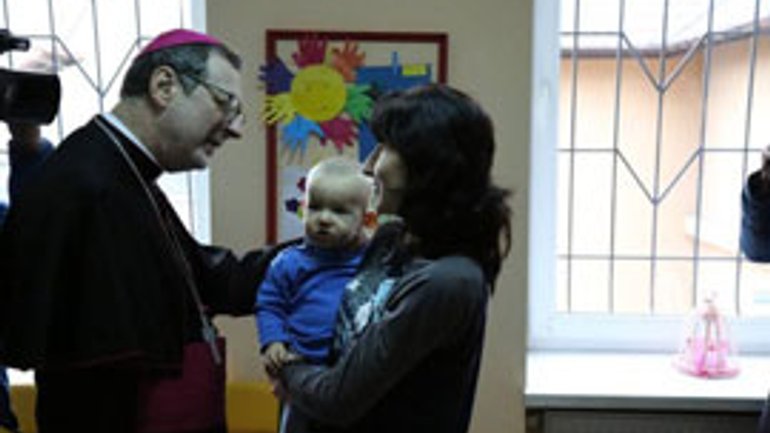 Apostolic Nuncio Claudio Gugerotti met with IDPs in the Donbass - фото 1