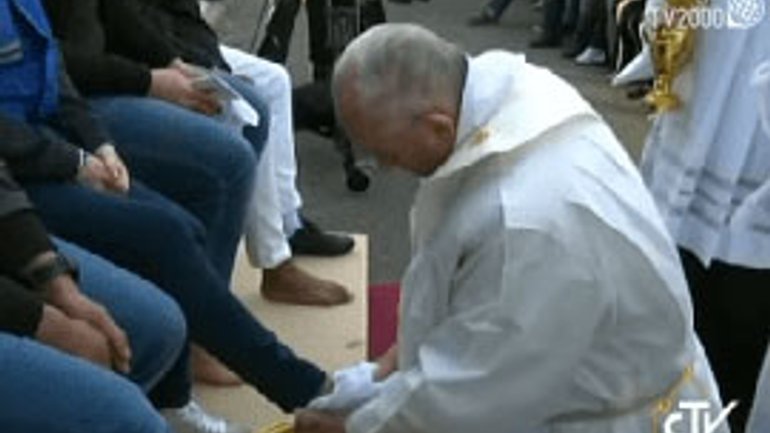 Папа Франциск омив ноги мусульманам, православним, католикам та індусу - фото 1