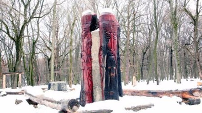 На Лысой горе в Киеве сожгли статую Перуна - фото 1