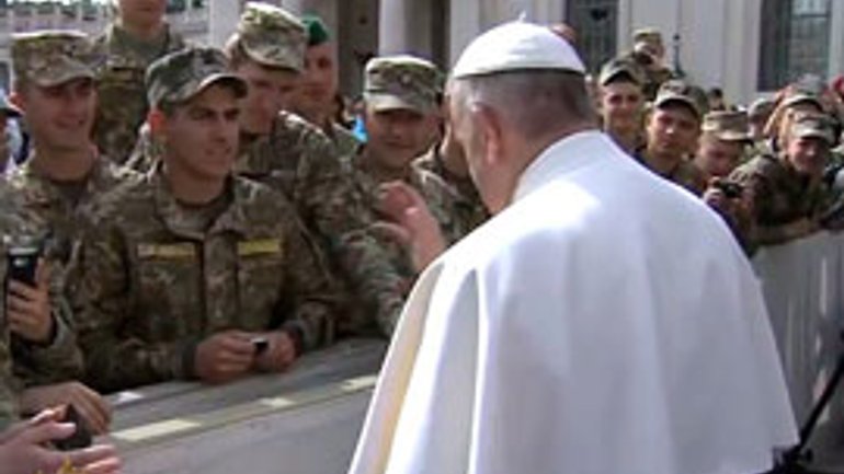 Pope Francis blesses Ukrainian military servicemen - фото 1