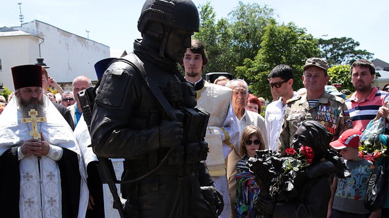 Священики Кримської єпархії УПЦ (МП) освятили пам'ятник російським окупантам - фото 1