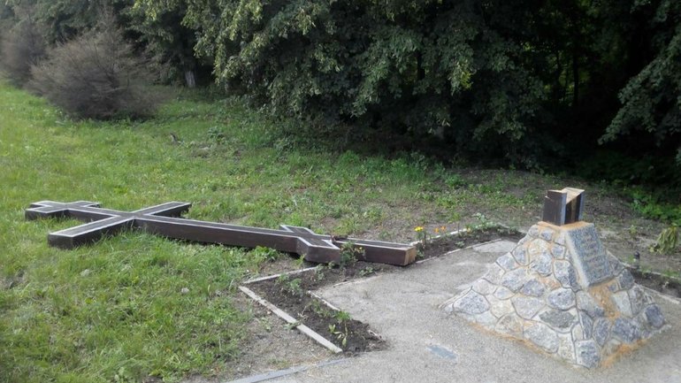 Вандали спиляли поклінний Хрест на в’їзді у Вінницю - фото 1
