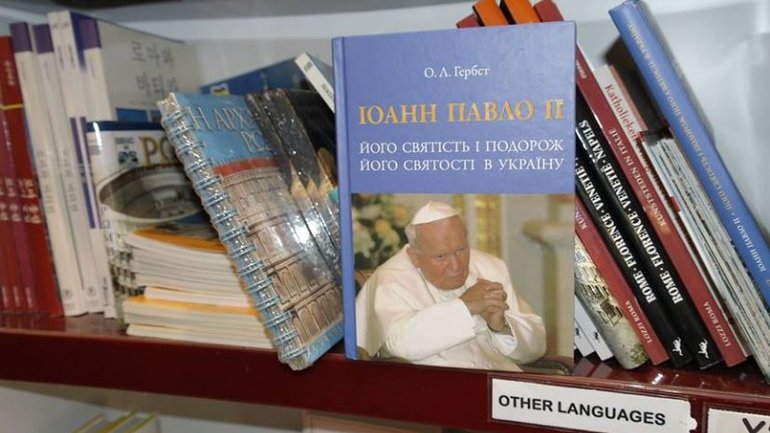 В Ватикане поступила в продажу книга о визите Папы Римского Иоанна Павла ІІ в Украину - фото 1