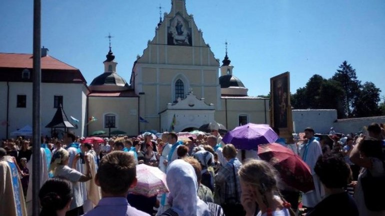 Тисячі римо-католиків зібрались на прощі, щоб вшанувати Летичівську Богородицю - фото 1