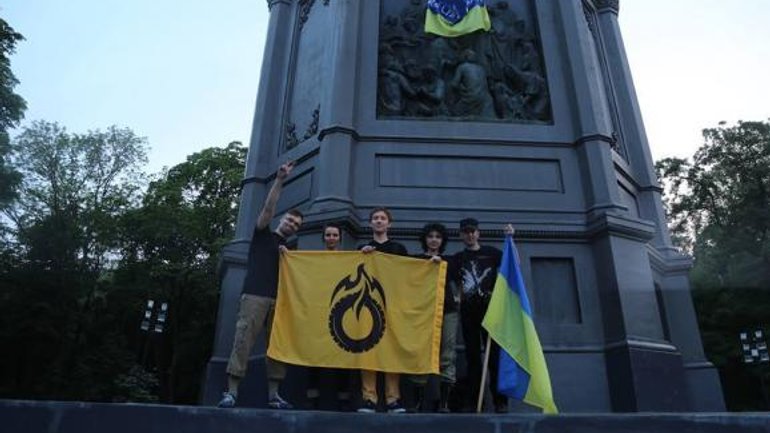 У пункті призначення "хресної ходи" активісти повісили український прапор - фото 1