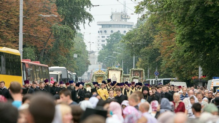 Цифри від УПЦ (МП): Понад 80 тисяч вірян взяли участь у Хресній ході центральними вулицями Києва - фото 1