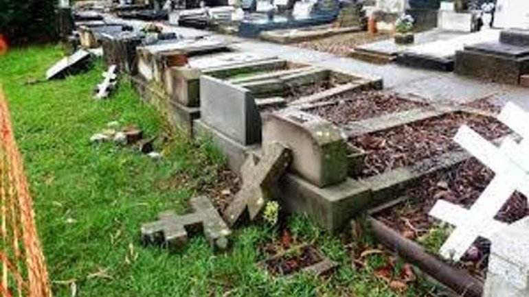 На Львівщині вандал розтрощив 150 могил на сільському кладовищі - фото 1