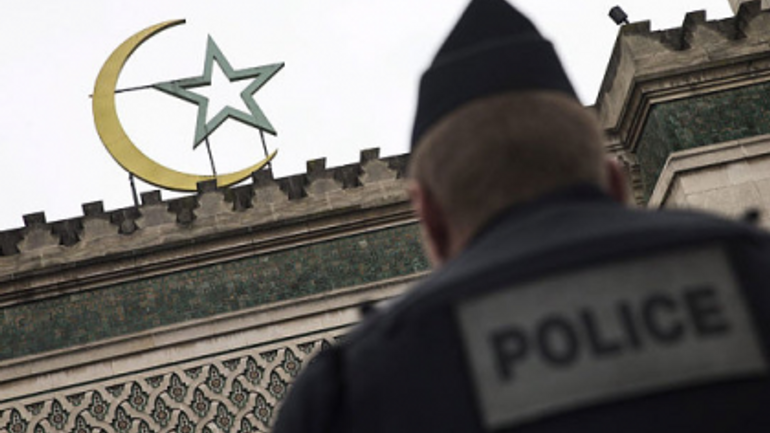 Після терактів та вбивства священика уряд Франції закриває 20 мечетей - фото 1