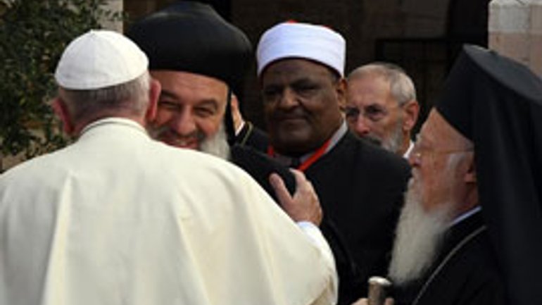 Pope meets refugees, religious leaders at Assisi peace day - фото 1