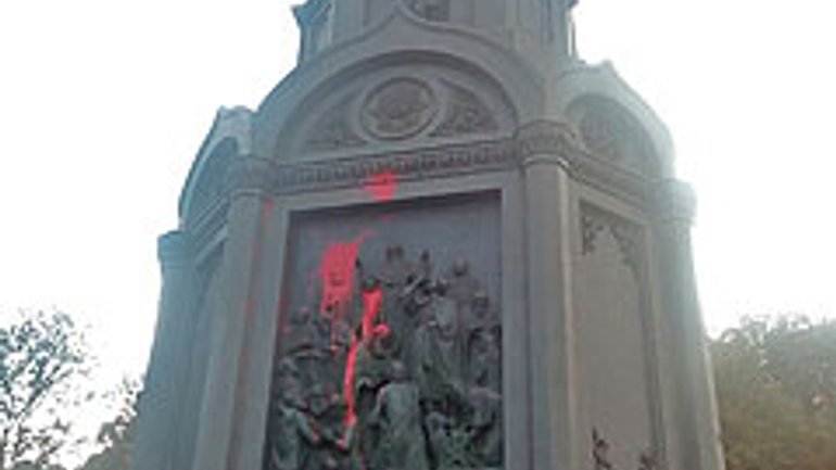 У Києві вандали облили червоною фарбою пам'ятник князю Володимиру - фото 1