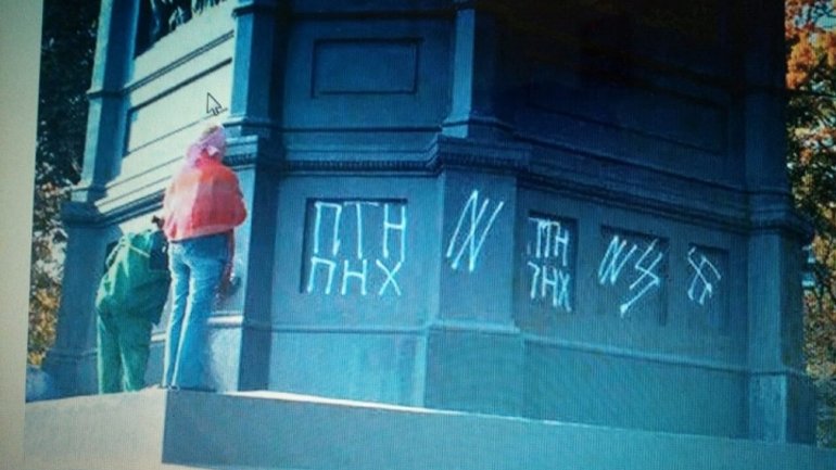 Вандалы нарисовали свастику на памятнике князю Владимиру в Киеве - фото 1