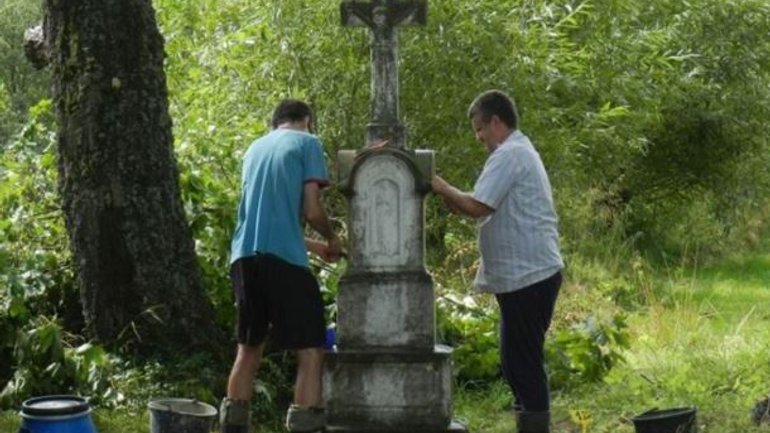 Поляки, які рятують старі українські кладовища: надгробки українців руйнують маргінали - фото 1