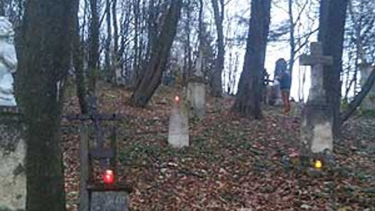 Активісти запалили лампадки на могилах поляків, похованих на Львівщині - фото 1