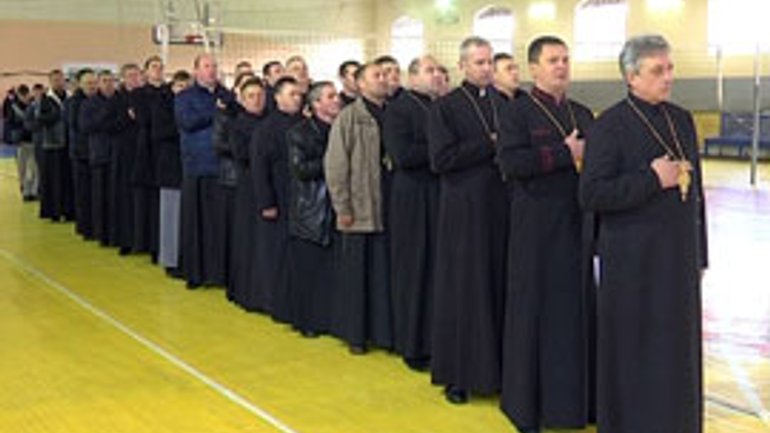 Триста священнослужителів у Коломиї змагалися у волейболі та тенісі - фото 1