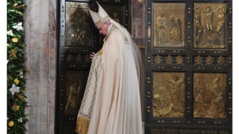 Папа Франциск зачинив Святі двері базиліки Святого Петра - фото 1