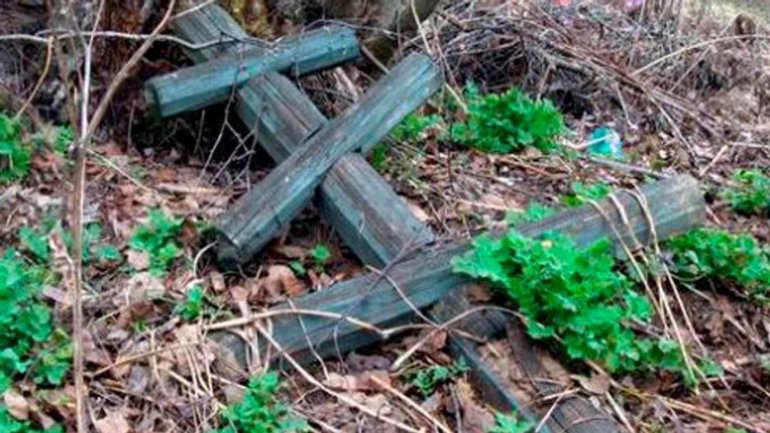 На Днепропетровщине вандалы надругались над десятками могил - фото 1