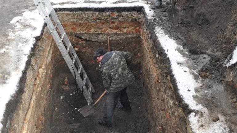 Во Львове археологи на площади Святого Теодора откопали часть древнего кладбища - фото 1