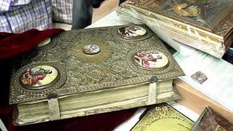 Серед скарбів Азарова виявили десятки ікон та старовинних релігійних книг - фото 1