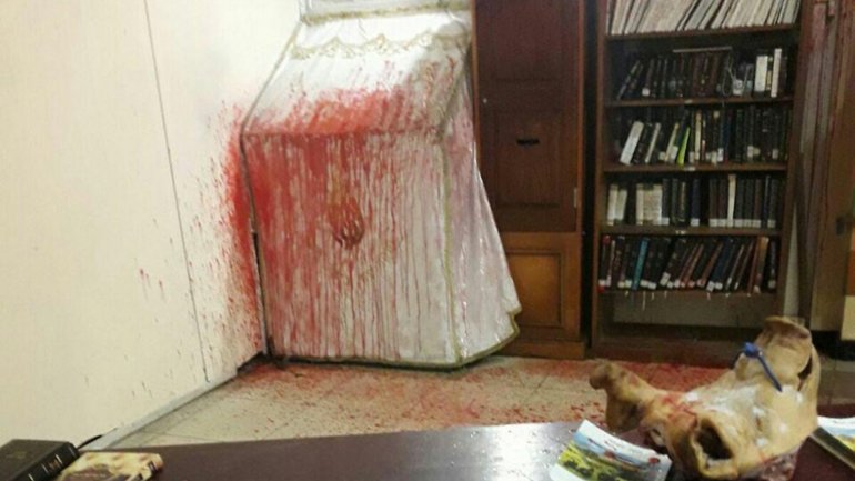 Tomb of Rabbi Nachman in Uman Desecrated by Pig’s Head, Fake Blood - фото 1