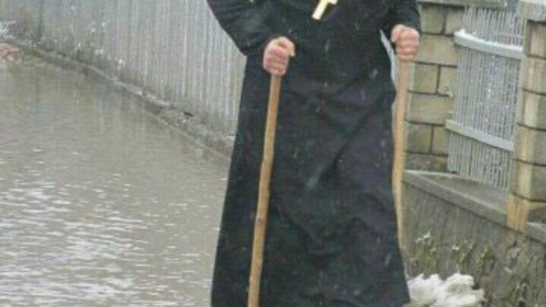 На Закарпатті греко-католицький священик «ходить по  воді» (фото) - фото 1