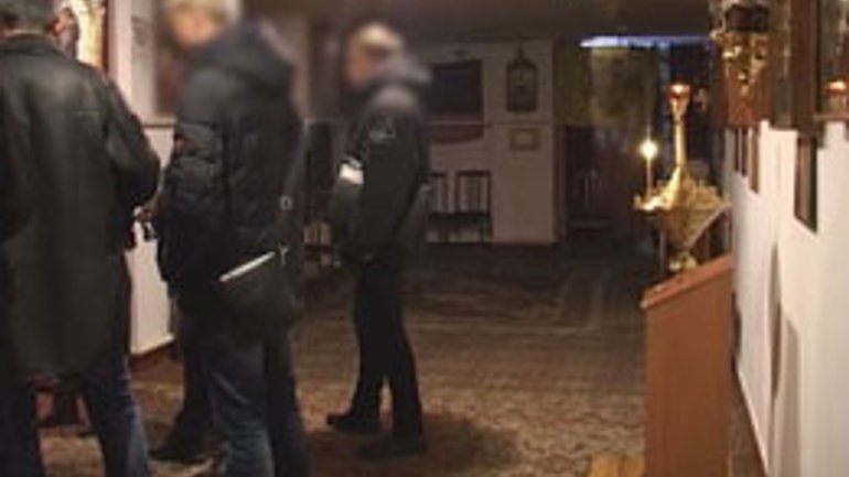 У Києві два неповнолітні з ножем напали на прислужницю храму - фото 1