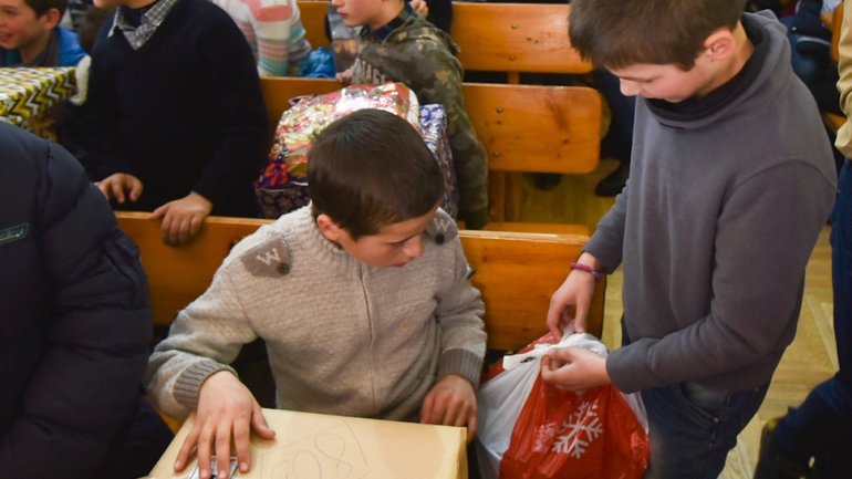 В Одеській Народній церкві вручили дітям-сиротам понад три тисячі подарунків - фото 1