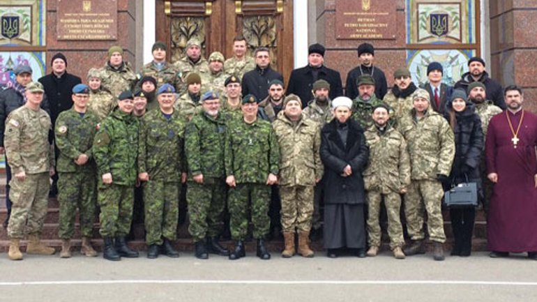 Канадські інструктори проводять навчальний курс для військових капеланів України - фото 1