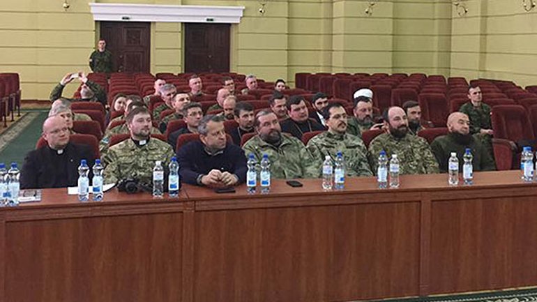 Українські капелани різних конфесій разом віджималися на підтримку українських військових - фото 1