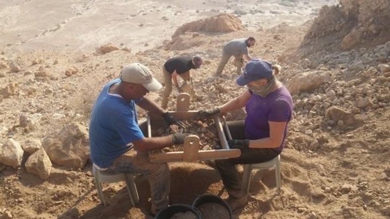 Археологи в Иудейской пустыне  нашли еще одну пещеру, где хранились "Кумранские рукописи" - фото 1