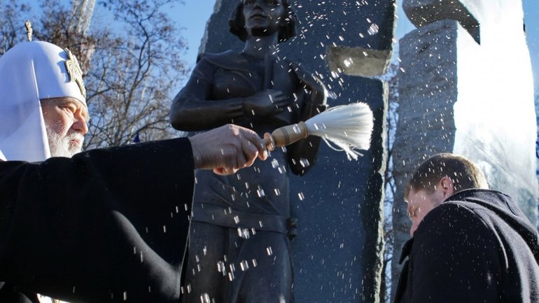 В «Бабьем яру» Патриарх Филарет освятил памятник Елене Телиге - фото 1