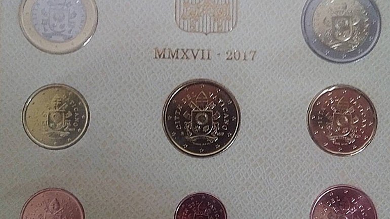 Ватиканські монети від сьогодні без зображення Папи - фото 1