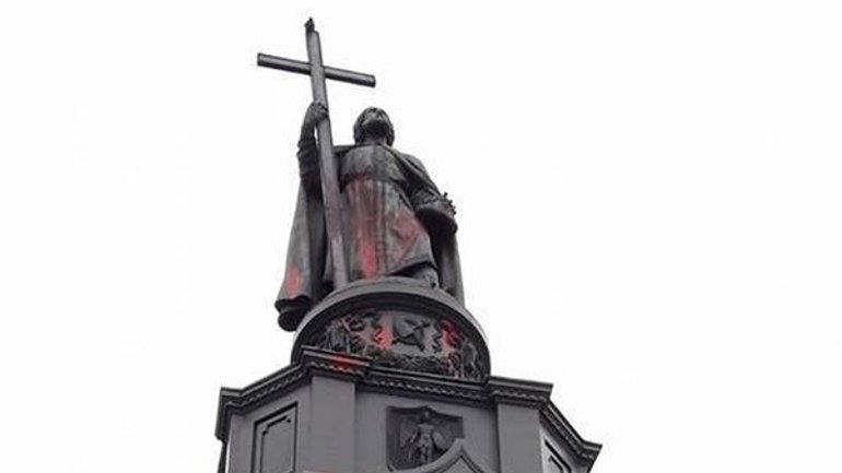 В Киеве красной краской облили памятник князю Владимиру Великому - фото 1