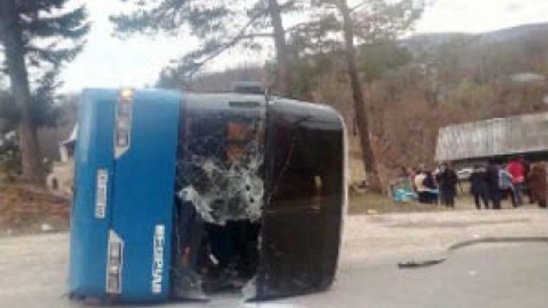 В Ивано-Франковской области перевернулся автобус с паломниками - фото 1