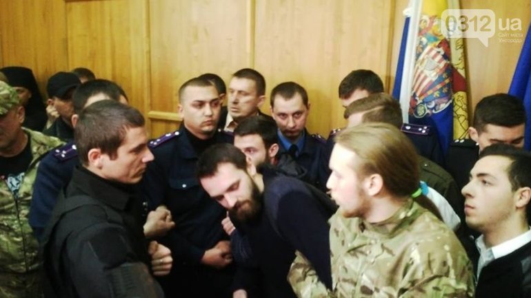 В Ужгороді на сесії міськради побилися священики УПЦ (МП) та військовий - фото 1