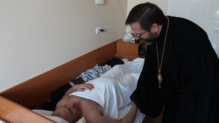 Патріарх Святослав у військовому госпіталі Харкова відвідав поранених воїнів АТО - фото 1