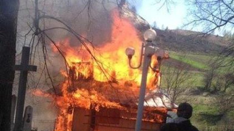 На Івано-Франківщині “випадково” спалили давню дзвіницю - фото 1