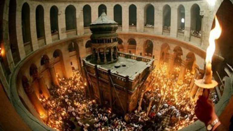 Благодатный огонь сошел в храме Гроба Господнего в Иерусалиме - фото 1