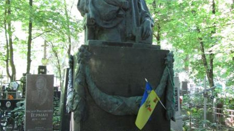 Вандалы обокрали могилу Леси Украинки в Киеве - фото 1