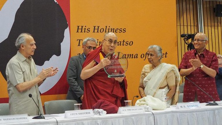 Далай-лама получил премию Сонди за участие в международной политике - фото 1