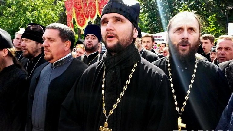 Шоу під ВРУ: священик - переможець «Голосу країни» заспівав на акції протесту УПЦ (МП) - фото 1