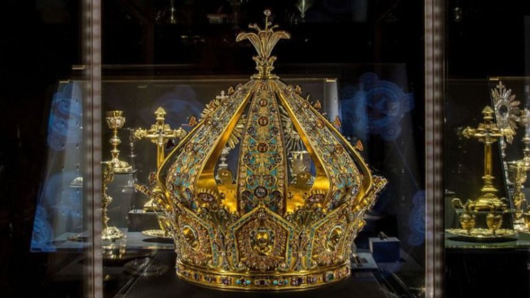 У Франції викрали Ліонському корону Діви Марії - фото 1