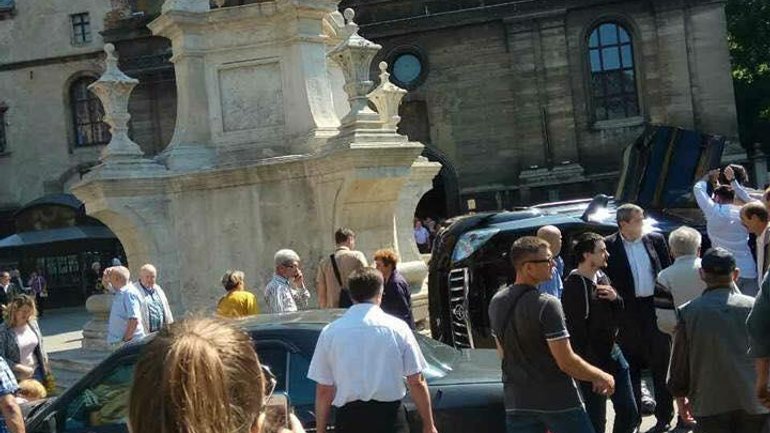 Біля церкви святого Андрія в центрі Львова сталася аварія: є жертви - фото 1