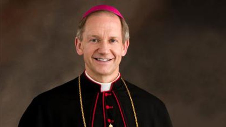 Гей-активісти чинять тиск на єпископа за заборону хоронити в католицькому обряді тих, хто живе в одностатевих шлюбах - фото 1